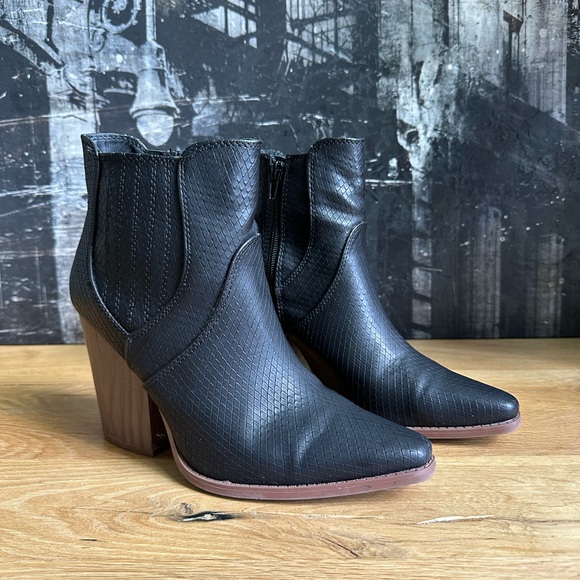Black Vegan Leather Snakeskin Booties Sz 8.5 - Picture 1 of 6